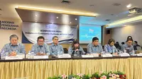 Ketua Umum Asosiasi Pengusaha Indonesia (Apindo) Shinta Kamdani dalam Konferensi pers Indonesia Economic Outlook Apindo 2026, di Permata Kuningan Jakarta, Senin (8/12/2025). (Liputan6.com/Tira)