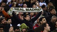 Fans Real Madrid memberikan dukungan di Santiago Bernabeu. (AFP/Pierre-Philippe Marcou)