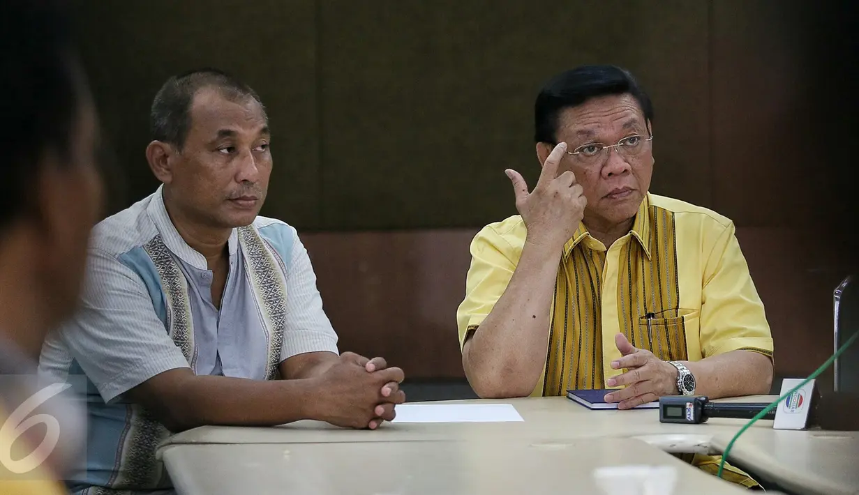 Ketum Partai Golkar hasil Munas Ancol, Agung Laksono mengikuti konpers di kediamannya, Jakarta, Jumat (22/1). Agung Laksono meminta kader Golkar fokus pada pelaksanaan musyawarah nasional yang akan digelar oleh tim transisi . (Liputan6.com/Faizal Fanani)