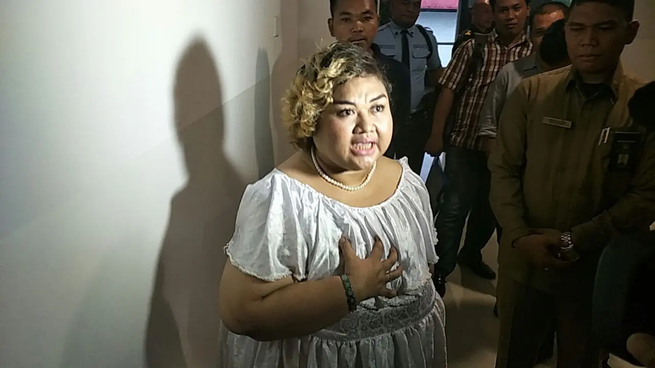 Pretty Asmara masih menghadapi kasus narkoba yang mulai bergulir di persidangan.