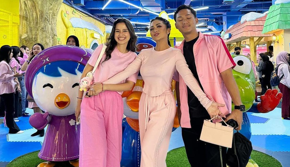 Kedekatan Sarah Menzel dengan calon ibu mertuanya itu dibagikan sendiri oleh Krisdayanti melalui laman Instagram-nya. Dalam acara ultah Ameena, keduanya tampak kompak mengenakan busana bernuansa merah muda sesuai dengan dress code yang telah ditentukan Aurel dan Atta. (Liputan6.com/IG/@krisdayantilemos)