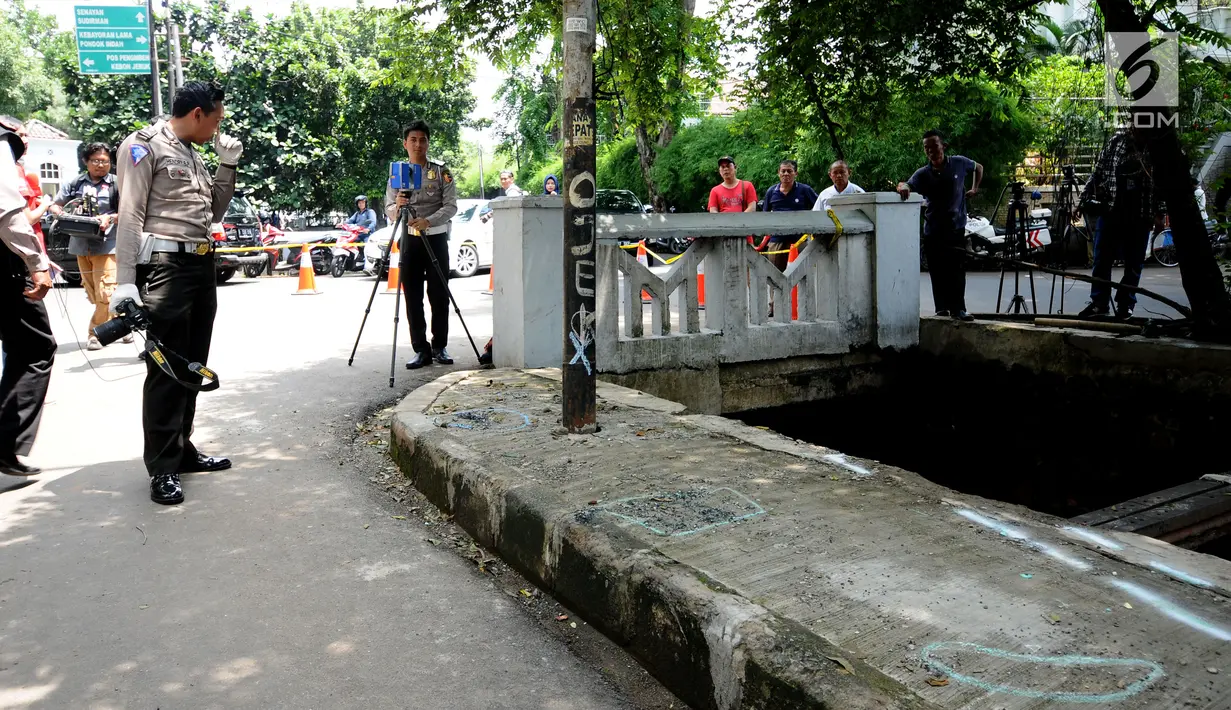 Polisi melakukan olah TKP di lokasi kecelakaan Ketua DPR, Setya Novanto di kawasan Permata Hijau, Jakarta, Jumat (17/11). Dari olah TKP, polisi menyimpulkan kecelakaan yang menimpa Setnov itu kecelakaan tunggal. (Liputan6.com/Helmi Fithriansyah)