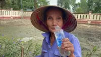 Nenek Ini Klaim Hanya Minum Air Mineral dan Minuman Bersoda Selama 50 Tahun (sumber: Oddity Central)