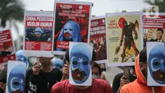 Massa dari Aliansi Mahasiswa Islam (AMI) menggelar unjuk rasa di kawasan Bundaran Patung Kuda, Jakarta, Rabu (5/7/2023). Dalam aksi tersebut, mereka menuntut agar Perserikatan Bangsa Bangsa (PBB) membawa kasus tindakan kekerasan dan pelanggaran oleh Pemerintah China terhadap kelompok muslim Uighur khususnya tragedi di Urumqi, China, pada 5 Juli 2009, ke Mahkamah Internasional. (Liputan6.com/Faizal Fanani)