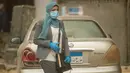 Seorang pejalan kaki yang mengenakan masker berjalan di sebuah jalan di Kairo, Mesir, pada 5 April 2020. Mesir pada Sabtu (4/4) melaporkan lima kematian baru akibat infeksi COVID-19, menjadikan total kasus kematian di negara tersebut mencapai 71. (Xinhua/Wu Huiwo)