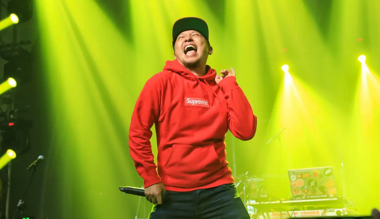 Gading Marten tampil spesial dengan SOB (Sounds of Beat) bersama Iwa K, Eno Gitara "NTRL", dan DJ Czhico. (Adrian Putra/Bintang.com)