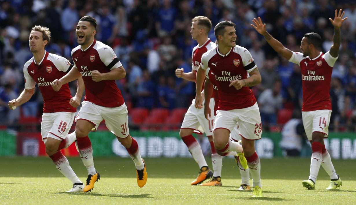 Para pemain Arsenal berlari merayakan gelar Community Shield usai mengalahkan Chelsea di Stadion Wembley, London, Minggu (6/8/2017). Ini merupakan trofi Community Shield yang ke-15 bagi Arsenal. (AFP/Ian Kington)