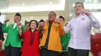 Ketua Umum PDIP Megawati Soekarnoputri (kedua kiri) bersama Plt Ketua Umum PPP Mardiono (kiri), Ketua Umum Perindo Hary Tanoesoedibjo dan Ketua Umum Hanura Oesman Sapta Odang bergandeng tangan usai menggelar pertemuan di kantor DPP PDIP, Jakarta, Senin (4/9/2023). (Liputan6.com/Angga Yuniar)