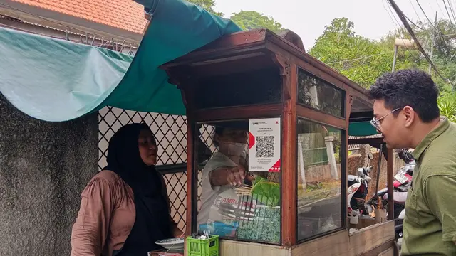 Pedagang sate kaki lima di Gondangdia, Sakinah (32)