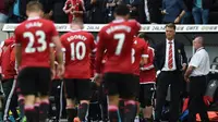 Manajer Manchester United, Louis van Gaal (kanan). (AFP/Paul Ellis)