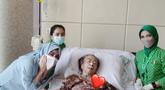 Ibunda dan nenek Raffi Ahmad, Amy Qanita dan Mami Popon, sambil ditemani dua orang suster saat Mami Popon dirawat di rumah sakit. (Instagram @amy_r_qanita)