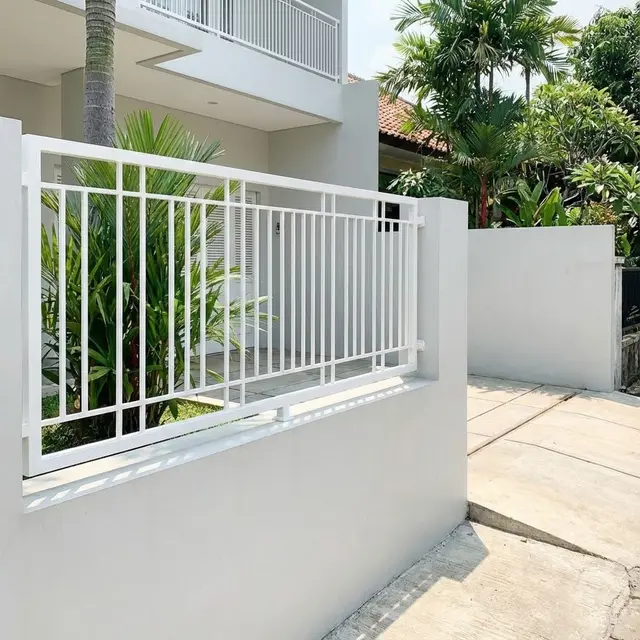 Model Pagar Rumah dengan Kombinasi Tembok Rendah dan Besi Tipis
