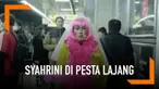 Dalam pesta lajang itu, imej Syahrini yang bak putri raja, seolah luntur. Dengan sentuhan make up tebal, Syahrini berubah menyerupai badut.