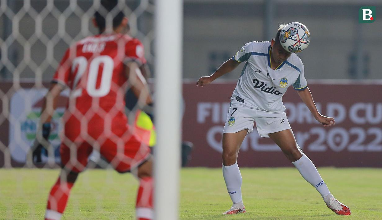Pemain PSIM Yogyakarta, Hapidin menyundul bola pada laga pertama Grup Tengah Liga 2 2022/2023 antara Persikab Bandung melawan PSIM Yogyakarta di Stadion Si Jalak Harupat, Bandung, Minggu (28/8/2022). (Bola.com/M Iqbal Ichsan)