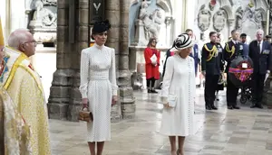 Kate Middleton dan Ratu Camilla menghadiri upacara untuk memperingati hari kemenangan Eropa ke-80, yang menandai berakhirnya Perang Dunia Kedua di Eropa, di Westminster Abbey, London, Inggris, 8 Mei 2025. (Jordan Pettitt/ POOL/AFP)
