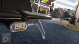 Sebuah colokan listrik dan USB disediakan di ruang tunggu Terminal 3 Bandara Soekarno-Hatta, Tangerang, Senin (24/04). Angkasa Pura II akan mengoperasikan Terminal 3 pada 1 Mei 2017. (Liputan6.com/Fery Pradolo)