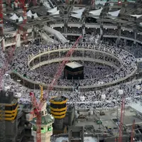Pemandangan dari udara menunjukkan ribuan umat Muslim memadati Kakbah yang terletak di Masjidil Haram pada malam Lailatul Qadar di kota Mekkah, 14 Juli 2015. (REUTERS/Ali Al Qarni)