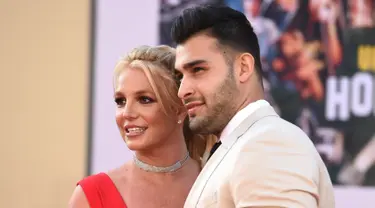 Penyanyi pop, Britney Spears dan sang pacar, Sam Asghari menghadiri premier film "Once Upon a Time in Hollywood" di TCL Chinese Theatre pada 22 Juli 2019. Penampilan tersebut merupakan penampilan perdana keduanya dalam sebuah acara resmi setelah berpacaran sejak 2016. (Jordan Strauss/Invision/AP)