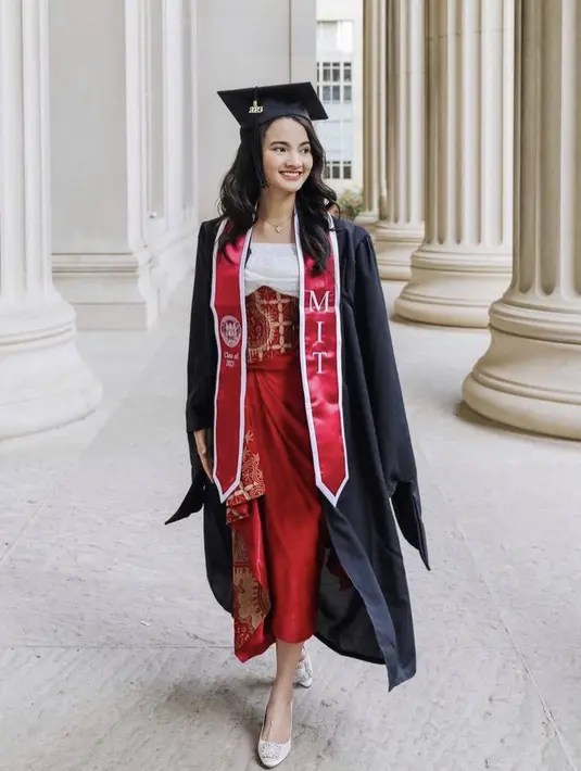 <p>Jadi lulusan Amerika tak membuat Sabrina lupa akan tanah air. Buktinya, saat wisuda ia mengenakan busana dari desainer Indonesia, Wiranti Kurnia. Credit: (@sabrinaanggraini)</p>