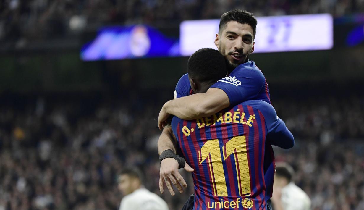 Selebrasi Suarez bersama Ousmane Dembele pada laga semfinal Copa Del Rey yang berlangsung di stadion Santiago Bernabeu, Madrid, Kamis (28/2). Barcelona menang 3-0 atas Real Madrid. (AFP/Oscar Del Pozo)