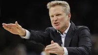 Pelatih Golden State Warriors, Steve Kerr saat memimpin timnya melawan San Antonio Spurs pada laga NBA basketball game di AT&T Center, San Antonio, (2/11/2017) waktu setempat. Warriors menang 112-92. (AP/Eric Gay)