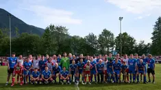Pemain Bayern Munchen dan FC Rottach-Egern berfoto bersama sebelum dimulainya pertandingan pramusim, Rabu (19/7/2023) WIB. Bayern Munchen menang telak 27-0 saat melawan tim divisi kesembilan Liga Jerman tersebut. (Dok. Bayern Munchen)