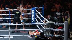 Petarung Indonesia, Serieal Effendy, terkapar setelah mendapatkan tendangan keras dari petarung Malaysia, Ammarul Shafiq, pada pertandingan Byon Combat Showbiz Vol. 6 di Tennis Indoor Senayan, Jakarta, Sabtu (22/10/2025). (Bola.com/M Iqbal Ichsan)