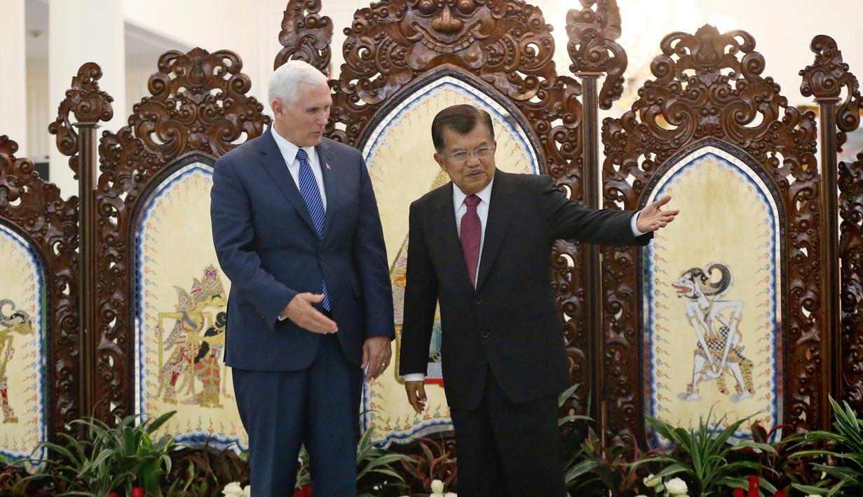 JK dan Mike Pence akan membahas lima bidang kerja sama bilateral strategis diantaranya yaitu ekonomi investasi, maritim dan penanggulangan terorisme, Jakarta, Kamis (20/4). (AP Photo/Achmad Ibrahim/Pool)