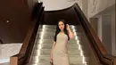 Dress ini semakin istimewa dengan hiasan fringe di bagian bawah, yang memberikan kesan playful namun tetap elegan. Ia memadukan gaun tersebut dengan high heels hitam dan tas tangan Lady Dior mewah, menambah pesona classy yang memikat. [@lyodraofficial/@randymartinnn].
