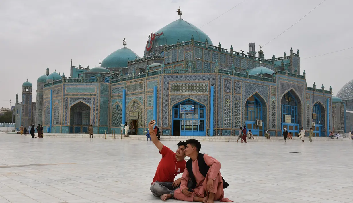 Orang-orang berswafoto di depan Masjid Biru di Mazar-i-Sharif, ibu kota Provinsi Balkh, Afghanistan utara 11/7/2020). Setelah lima bulan ditutup akibat dampak pandemi COVID-19, Masjid Biru baru-baru ini telah dibuka kembali untuk umum. (Xinhua/Kawa Basharat)