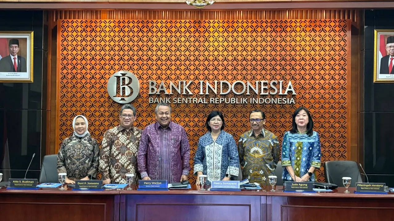 Gubernur Bank Indonesia Perry Warjiyo didampingi oleh Dewan Gubernur Lain saat pengumuman suku bunga di Gedung Thamrin Bank Indonesia, Rabu (22/5/2024). (Tira/Liputan6.com)
