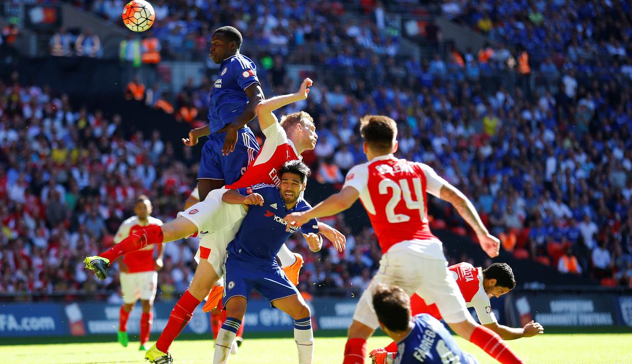 Duel pemain Chelsea dan Arsenal dalam Community Shield 2015 di Stadion Wembley, Inggris. Minggu (2/8/2015) malam WIB. (Reuters/Darren Staples)