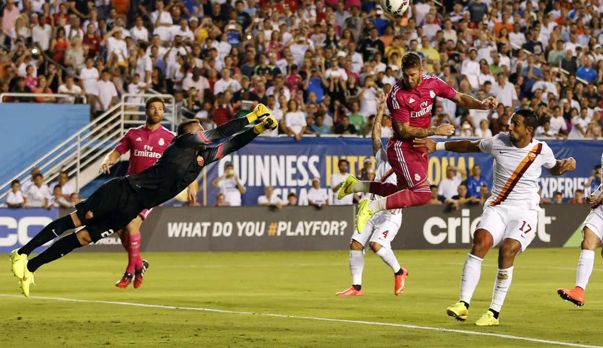 Penjaga gawang AS Roma, Lukasz Skorupski (kiri), berusaha menepis bola hasil sundulan kepala Sergio Ramos di laga International Champions Cup 2014 di Stadion Cotton Bowl, Dallas, (29/7/2014). (REUTERS/Kevin Jairaj-USA TODAY Sports)