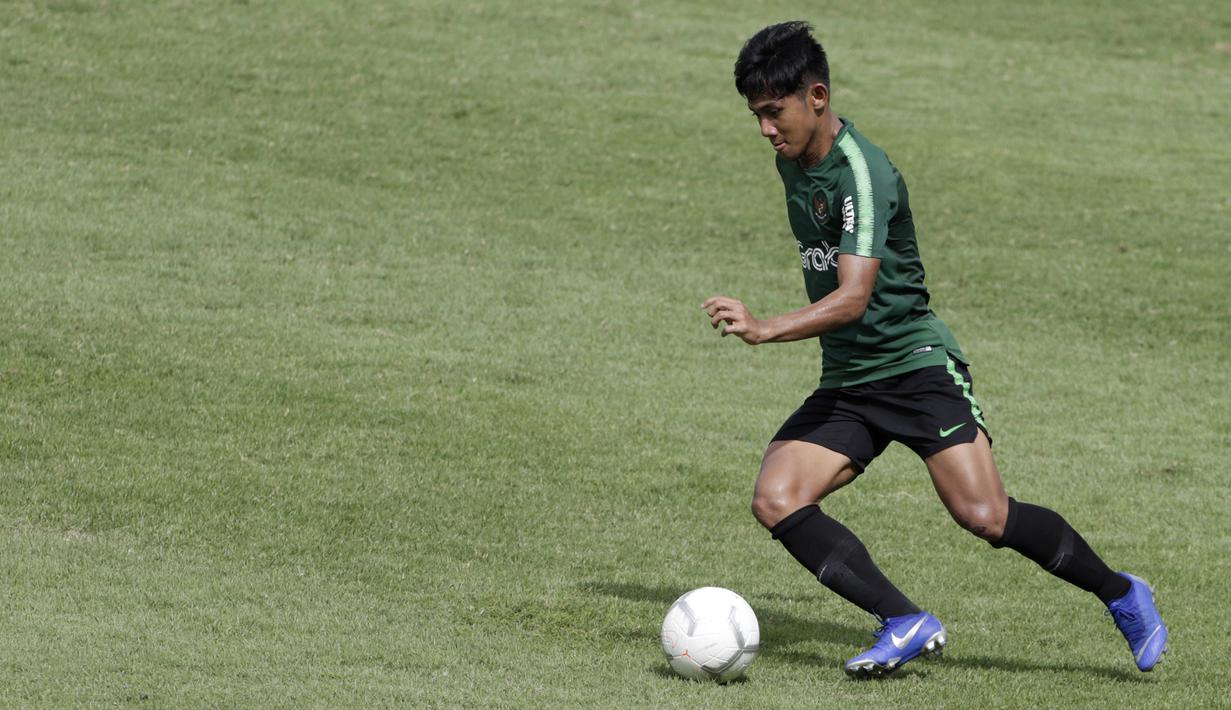 Pemain Timnas Indonesia U-22, Firza Andika, menggiring bola saat latihan di Stadion Madya, Jakarta, Kamis (17/1). Latihan ini merupakan persiapan jelang Piala AFF U-22. (Bola.com/Yoppy Renato)
