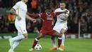 Gelandang Liverpool, Georginio Wijnaldum, berebut bola dengan bek AS Roma, Aleksandar Kolarov, pada leg pertama semifinal Liga Champions di Stadion Anfield, Selasa (24/4/2018). Liverpool menang 5-2 atas AS Roma. (AP/Rui Vieira)