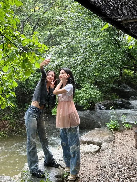 <p>Dalam acara Vacation Live, Jisoo dan Seulgi membahas bagaimana mereka pertama kali bertemu, menyebutkan bahwa mereka pergi ke salon yang sama. (Foto: Instagram/ sooyaaa__)</p>
