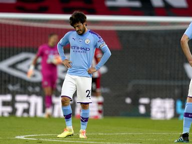 Pemain Manchester City, David Silva dan Aymeric Laporte tertunduk lesu usai ditaklukkan Southampton pada laga Premier League di Stadion St. Mary's, Minggu (5/7/2020). Manchester City takluk 0-1 dari Southampton. (AP Photo/Will Oliver,Pool)
