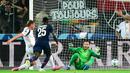 Pemain Tottenham Hotspur, Micky van de Ven (kiri) mencetak gol pertama timnya ke gawang PSG dalam laga final UEFA Super Cup 2025di Bluenergy Stadium, Udinese, Italia, Rabu (13/08/2025) waktu setempat. (AFP/Marco Bertorello)
