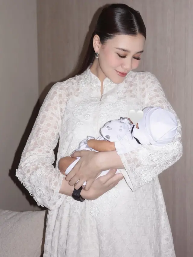 Tampilan Aaliyah Massaid Kenakan Dress Lace saat Aqiqah Putra Pertamanya. [@aaliyah.massaid].