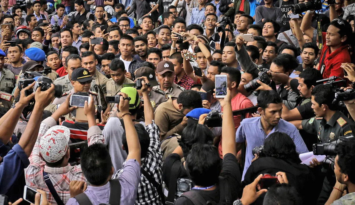 Suasana sebelum eksekusi hukuman cambuk dua terpidana kasus liwath alias gay di Banda Aceh, Indonesia, (23/5). Eksekusi hukuman cambuk ini digelar terbuka di hadapan publik. (AP Photo / Heri Juanda, File)