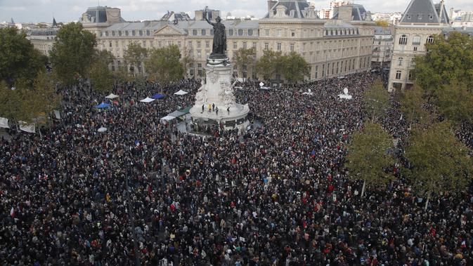 RIBUAN WARGA PRANCIS KECAM PEMENGGALAN GURU: Ribuan orang demonstrasi di alun-alun Republique, Paris (18/10/2020). Mereka memberi penghormatan kepada guru sejarah, Samuel Paty yang dipenggal kepalanya di Paris setelah mendiskusikan karikatur Nabi Muhammad di kelasnya. (AP/Michel Euler)
