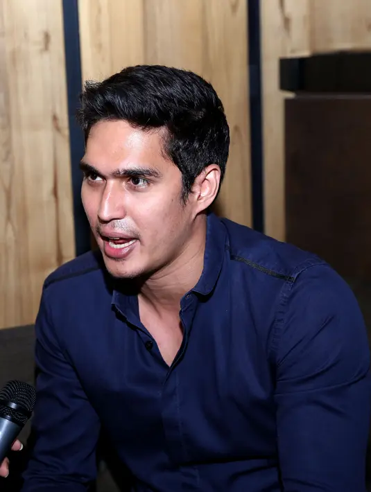 "Dulu mungkin dunia malam terkenal orang harus minum, sekarang mulai terkikis ya. Kalau musik-musik seperti ini, anak kecil juga bisa ikutin lagu mereka," kata adik Nadine Chandrawinata ini. (Nurwahyunan/Bintang.com)