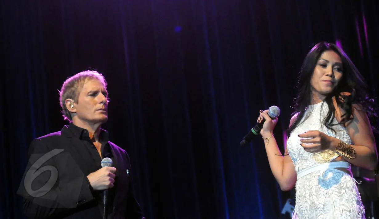 Aksi duet Michael Bolton dan Anggun C Sasmi menyanyikan "How Am I Supposed To Live Without You" pada konser An Evening With Grammy Winner di Jakarta, Minggu (2/6/2015) malam. (Liputan6.com/Panji Diksana)