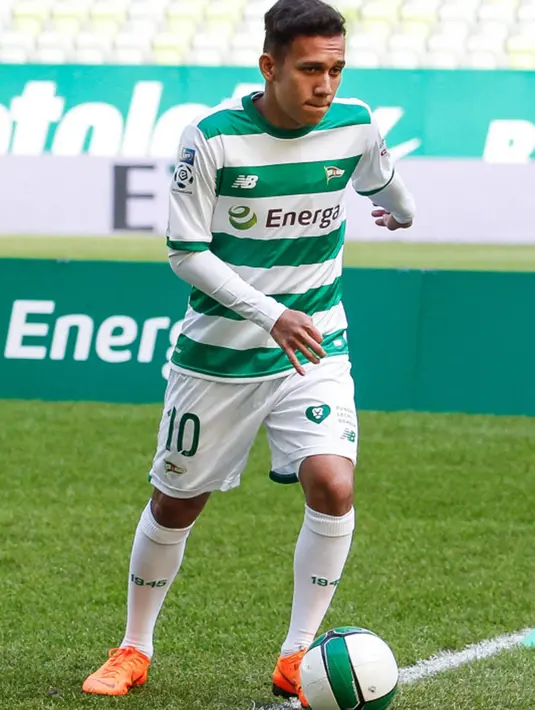 Pesepak bola Indonesia, Egy Maulana mengontrol bola saat diperkenalkan sebagai pemain baru Lechia Gdansk di Stadion Energa Gdańsk, Polandia, Minggu (11/3/2018). Dirinya dikontrak Lechia Gdansk selama tiga musim. (Lechia Gdansk)
