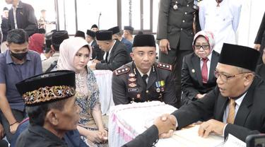 17 pasangan di Jombang mengikuti nikah massal. (Dian Kurniawan/Liputan6.com).