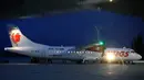 Sebuah pesawat Wings Air tujuan Makasar saat berada di landasan Bandara Mutiara Palu, Selasa (2/10). Pesawat tersebut membawa penumpang yang memesan tiket sebelum gempa terjadi. (Liputan6.com/Fery Pradolo)