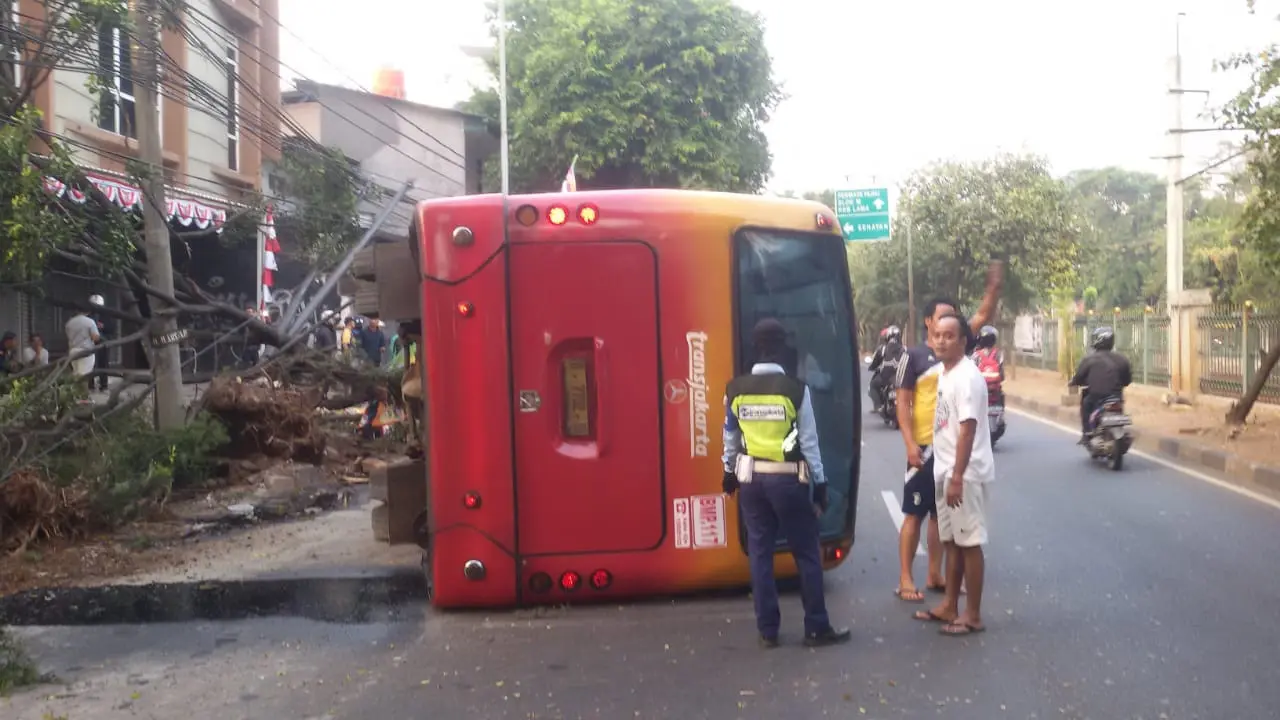 Bus Transjakarta terbalik di Jakarta Selatan (Dok Istimewa)