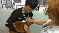 Seekor anjing sedang dipindai usai melakukan pemasangan microchip di tubuhnya (Liputan6.com/Giovani Dio Prasasti)