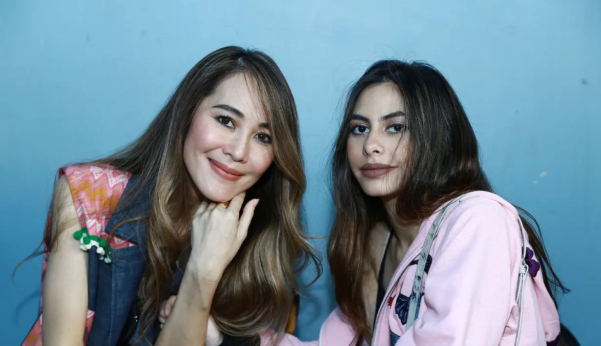 "Kita sebagai orang tua pasti akan bergantian mengorbankan waktu untuk Valerie selama di sana. Jadi aku dan papanya gantian bisa jengukin dia di London," terang Ina Thomas. (Galih W. Satria/Bintang.com)