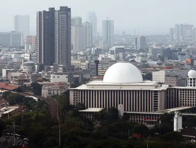 Suasana Masjid Istiqlal dan gedung bertingkat dengan latar polusi di Jakarta, Selasa (22/8/2023). Badan Riset dan Inovasi Nasional (BRIN) mulai melakukan operasi Teknologi Modifikasi Cuaca (TMC) untuk mengurangi polusi udara di wilayah Jakarta-Bogor-Depok-Tangerang-Bekasi (Jabodetabek). (Liputan6.com/Johan Tallo)